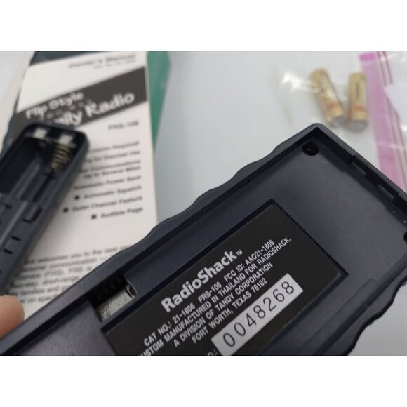 RadioShack Flip Style Two-Way Family Radio FRS-106 - Picture 5 of 8